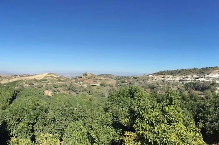 Charming In With Private Pool And Large Garden فيلة