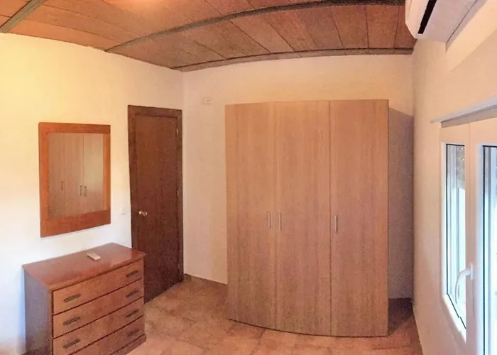 Charming In With Private Pool And Large Garden فيلة