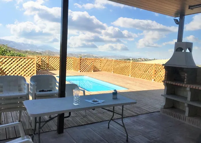 Charming In With Private Pool And Large Garden كوين
